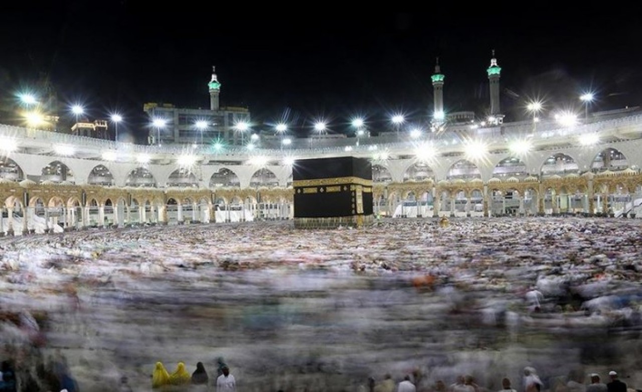 Kabe'nin etrafındaki tavaf alanı kapatılıyor