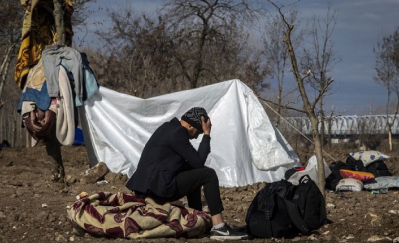 Kapıların açılmasını bekleyen sınırdaki mültecilerden haber geldi!