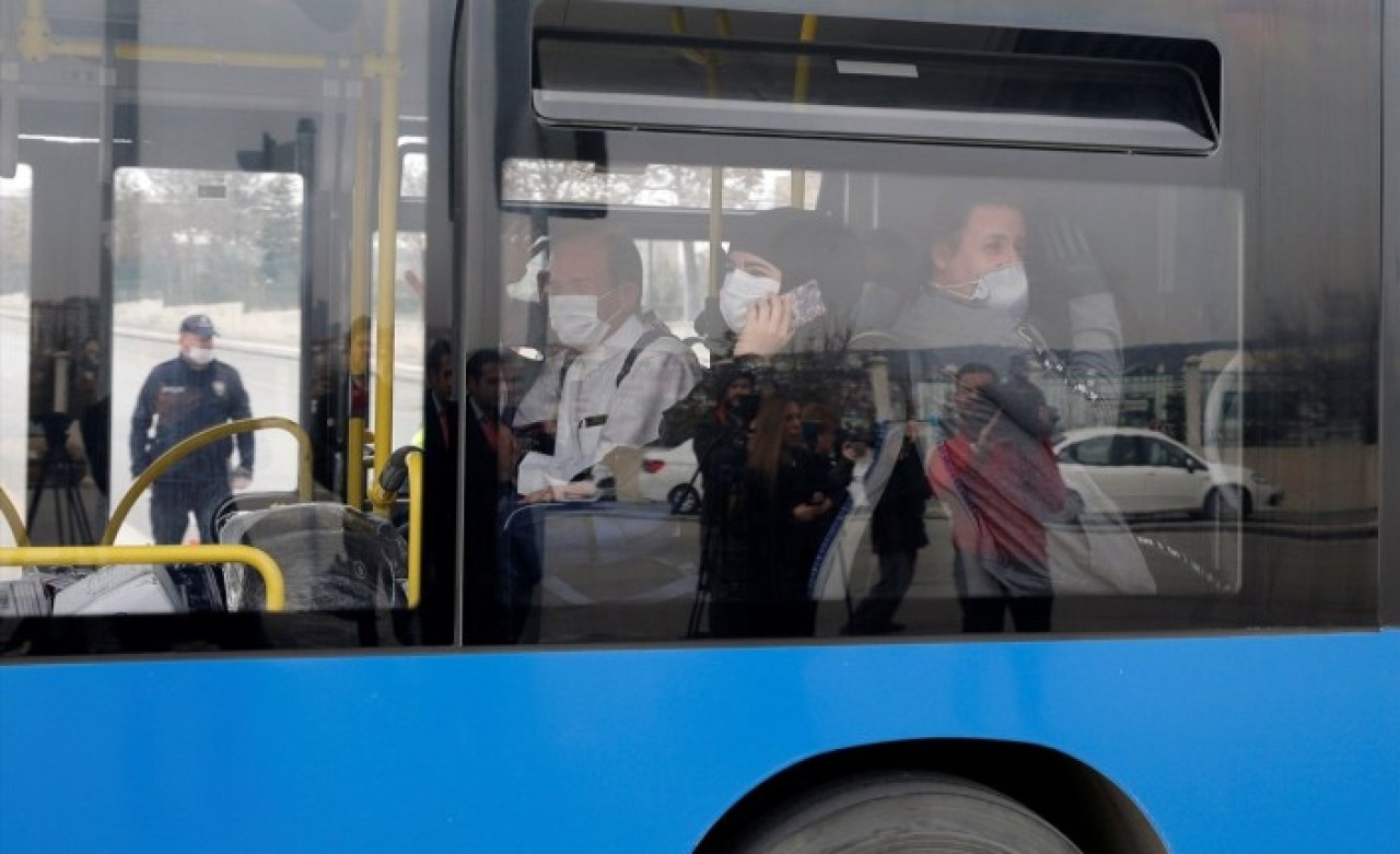Karantinadan kaçmaya çalışırken polisin yüzüne tükürdü: Ben hastaysam sende hasta ol