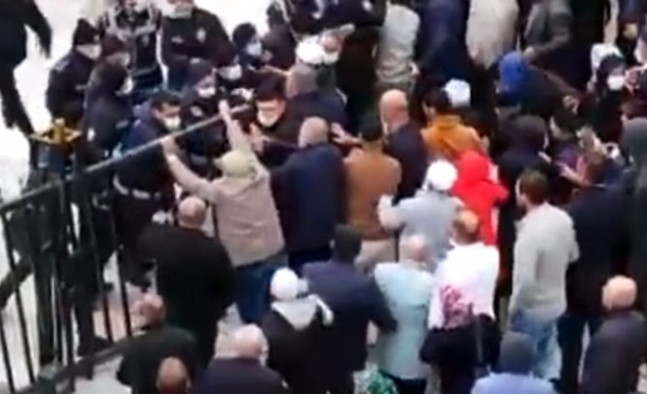 Karantinadan kaçmak isteyen umrecilerle polisler arasında olay çıktı