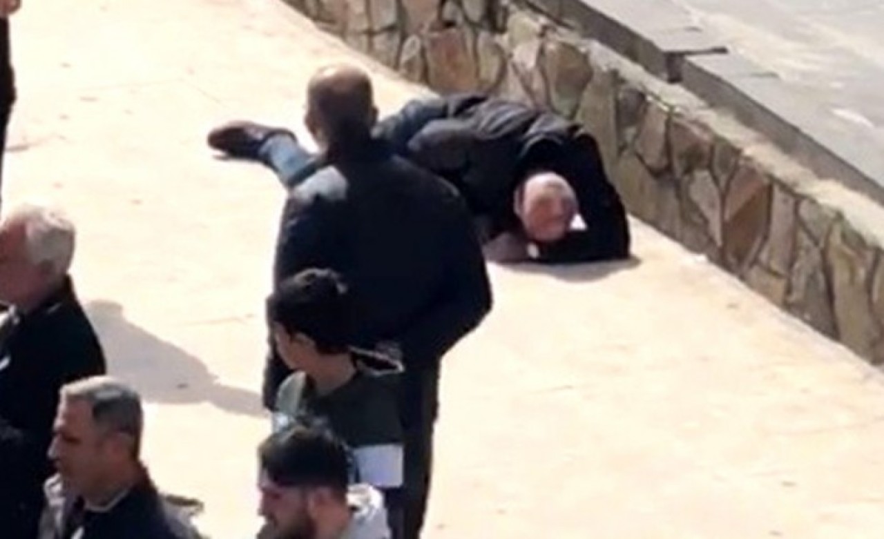 Koronavirüs insanlığı da öldürdü: Yere yığılan adama kimse müdahale etmedi!