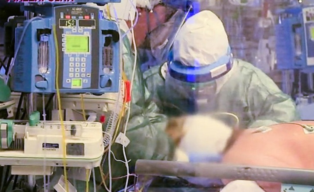 Koronavirüsten ölen kocasının cesediyle 2 gün aynı evde yaşadı!