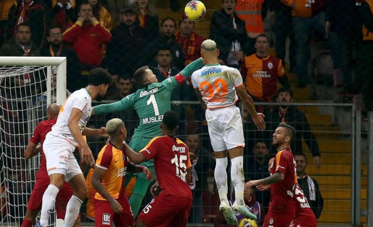 Lig ertelendi,  31 Mayıs'ta biten sözleşmeler ne olacak?