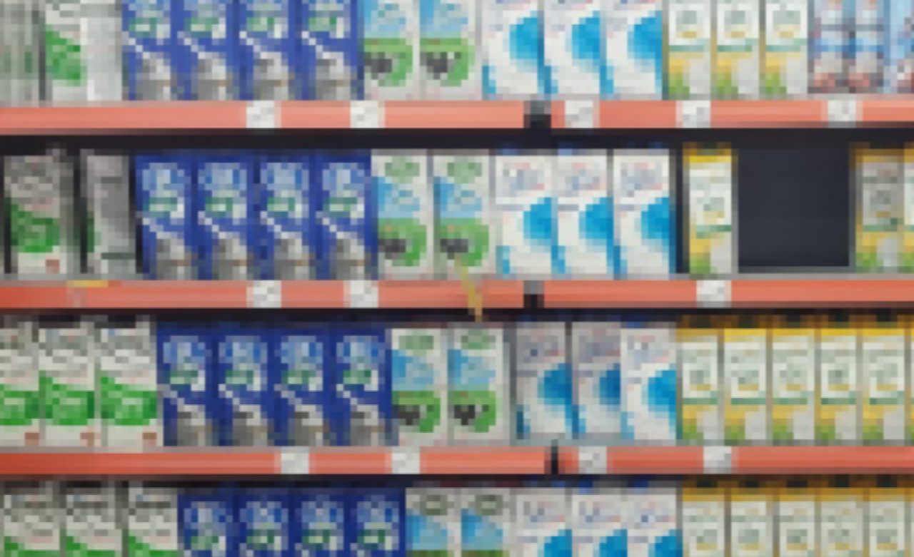 Marketteki sütleri içip yeniden rafa koyan çocuk yakalandı