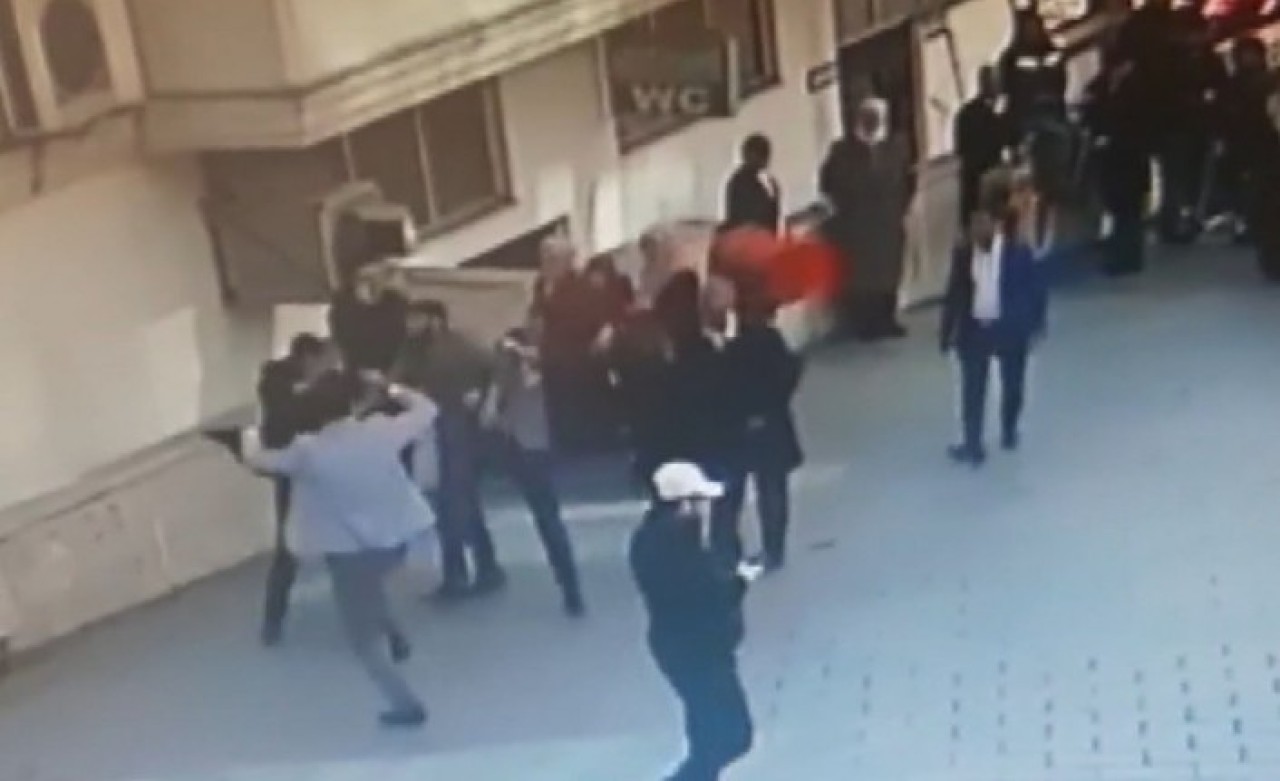 'Ne bakıyorsun' diyerek şizofreni hastasını tekme tokat dövdüler!