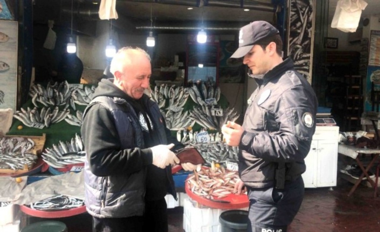 Polis 65 yaş kontrolünde: Kimliğini göster amca!