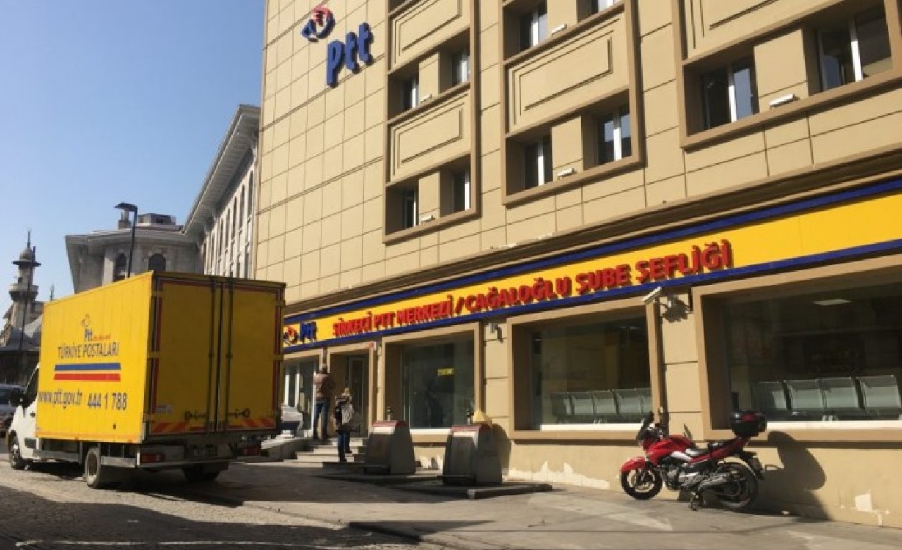 Postanenin ilaçlanmasına kızdı: Çalışanların yüzüne tükürdü!