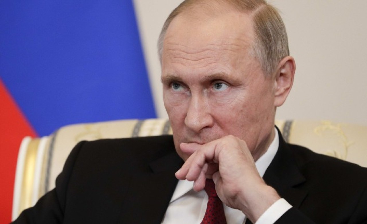 Putin,  koronavirüsten bakın nasıl korunuyor?