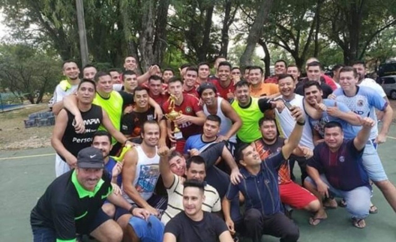 Ronaldinho hapishanede önce şov yaptı,  sonra yıkıldı!