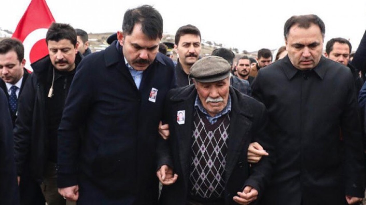 Şehit babası ağlattı: Ayakkabım çamurlu,  binemem!