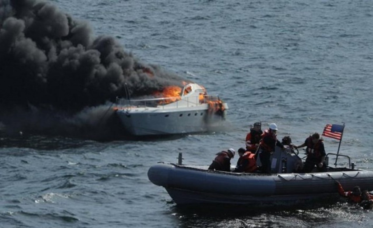 Silivri'de yat yandı,  fotoğrafları ABD paylaştı