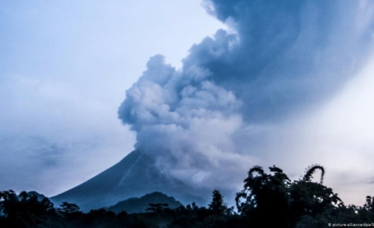 Şimdi de yanardağ patladı: Kül bulutu 5 kilometre yüksekliğe ulaştı!