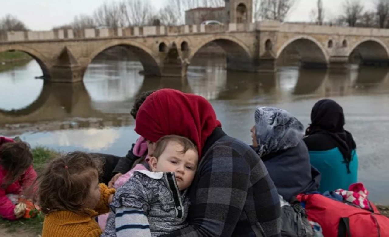 Sınıra dayanan mültecilere İsveç Demokratları'ndan el ilanı: Bize gelmeyin
