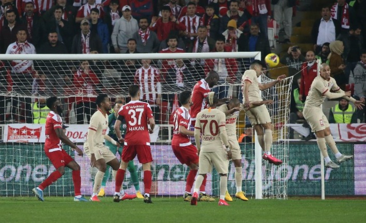 Sivasspor Galatasaray maçında nefes kesen düello
