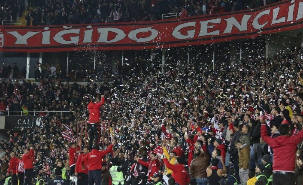 Sivasspor Galatasaray: Sivas'ta yer yerinden oynuyor!