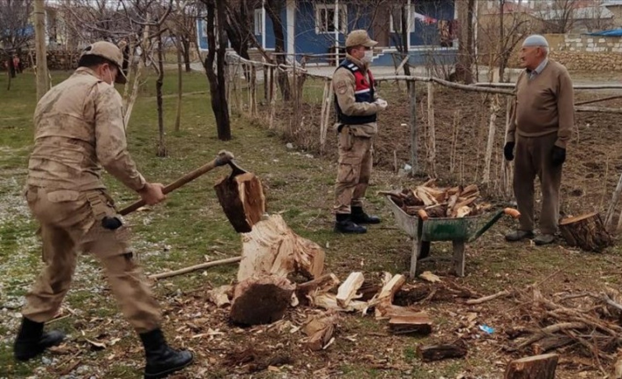 Sokağa çıkamadığı için yardım çağıran yaşlı adam odun kırdırdı!