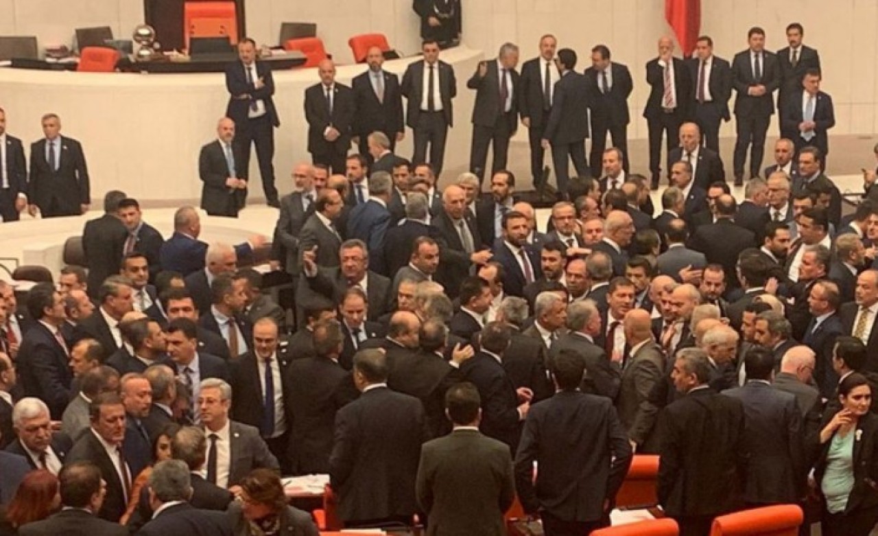 TBMM'de tekme,  tokat,  yumruklu kavga!