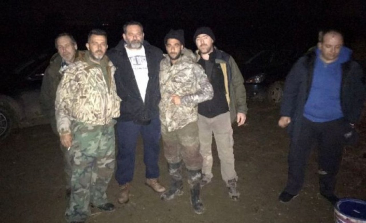 Türk bayrağını yırtmıştı: Irkçı Yunan vekil göçmen avına çıktı!