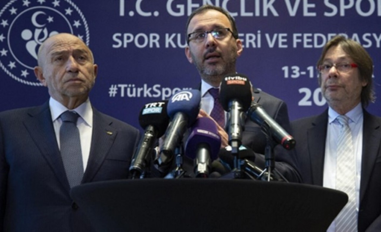 Türkiye süper ligi ve tüm ligler ertelendi!