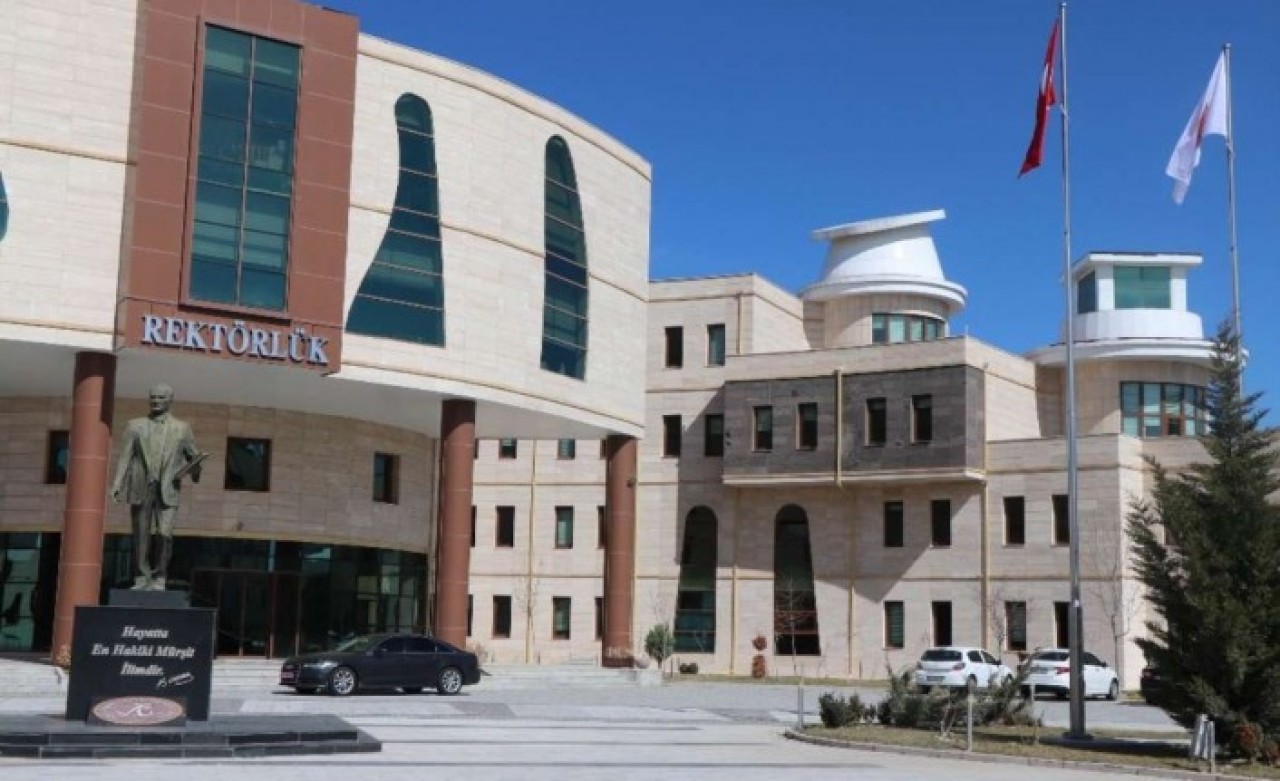Usulsüz işler yaptığı tespit edilen üniversite rektörü görevden alındı!