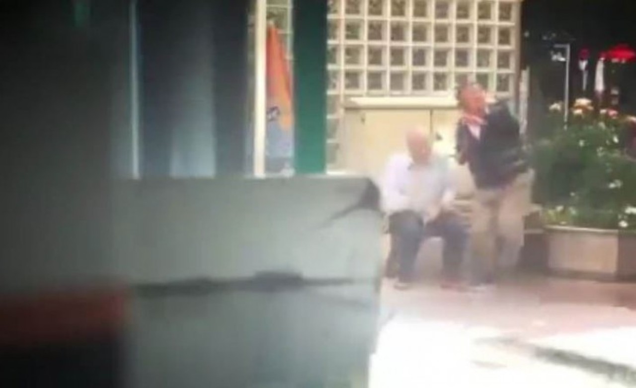 Yasağa rağmen dışarı çıkan yaşlıların kafasına su attılar!