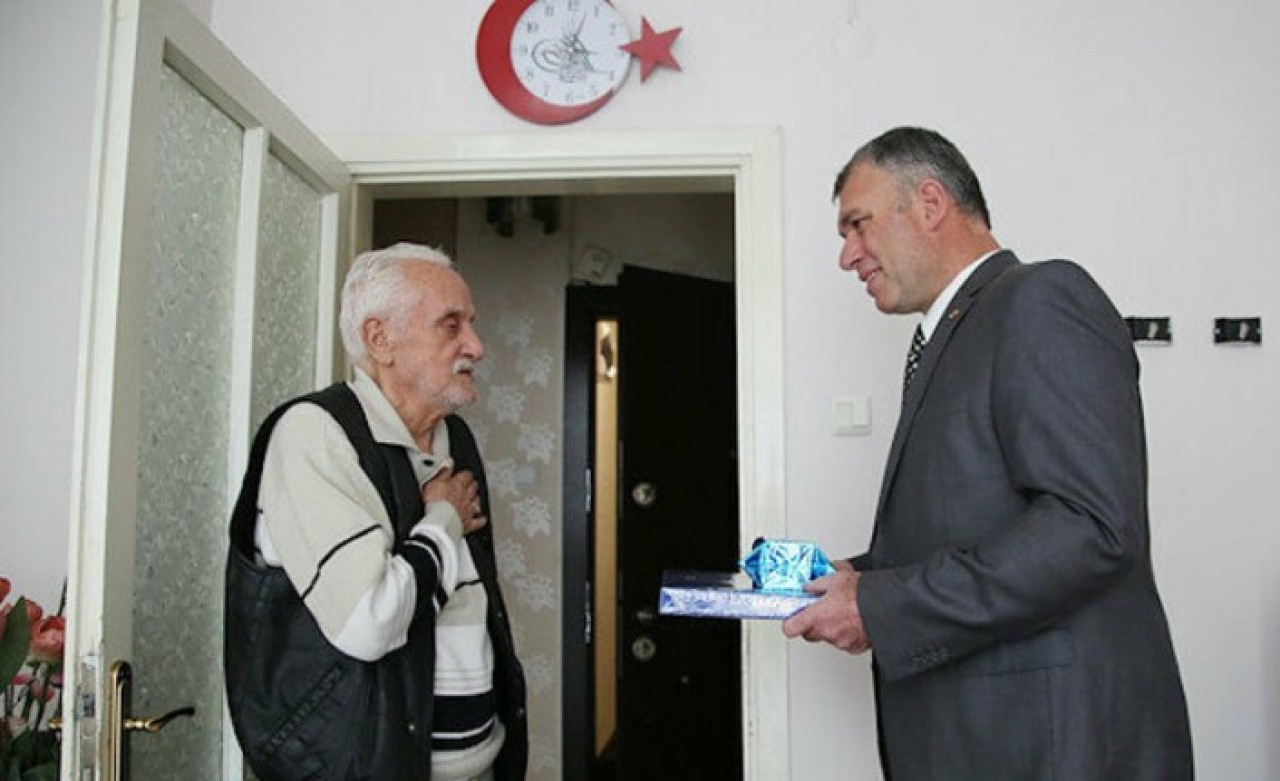 Yaşlı adamı azarladığı için görevinden uzaklaştırılan polis memuru özür diledi!