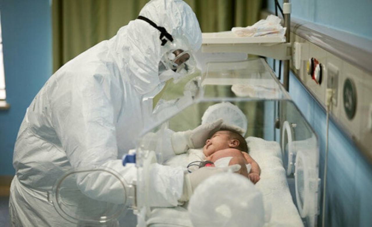 Yeni doğan bebeğe koronavirüs teşhisi