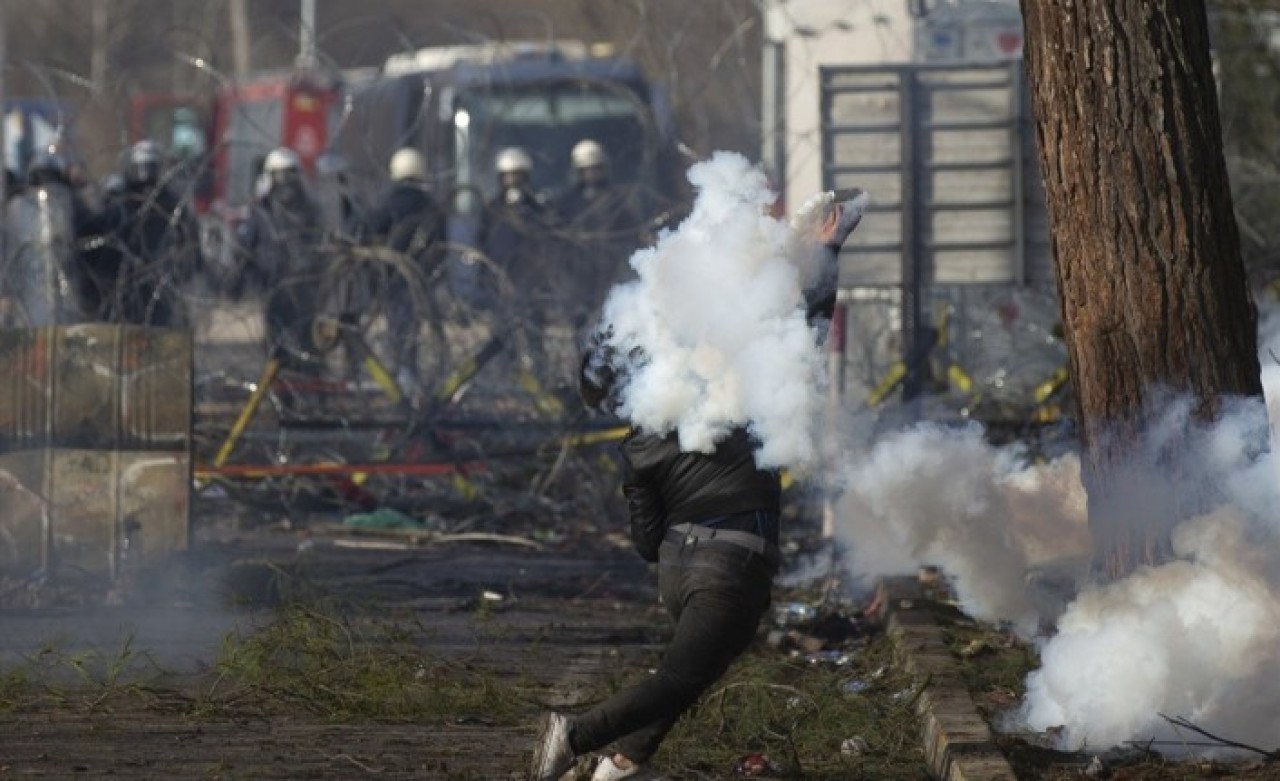 Yunan polisi,  sınırda bekleyen mülteciyi işte böyle vurdu!