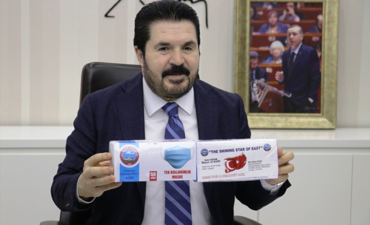 Ağrı Belediyesi,  Trump ve ABD'li yıldızlara maske gönderiyor!