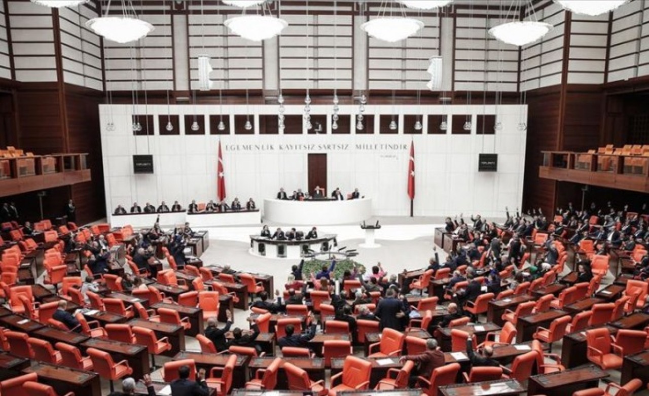 AK Parti'den yükseköğretime ilişkin kanun teklifi: Yazın telafi dersleri yapılabilir