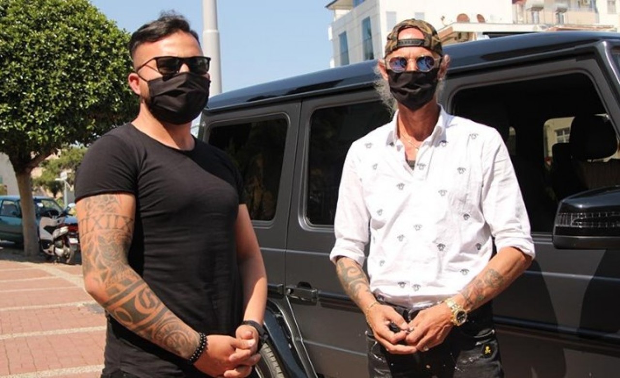 Antalya'da kapı kapı gezip para dağıtan hayırseverin kimliği şaşırttı