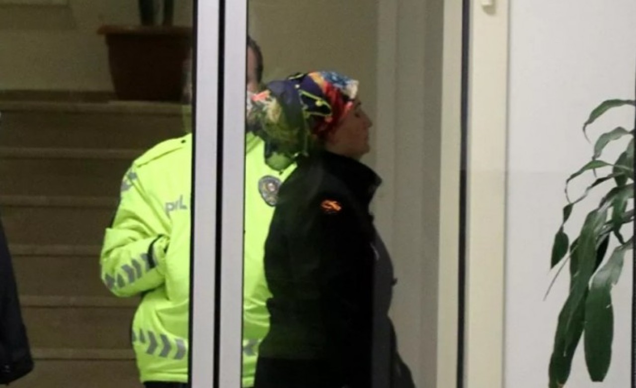 Apartmana domuz yağı süren kadın serbest bırakıldı: Kocam 'Bende büyü var,  bozdur' dedi