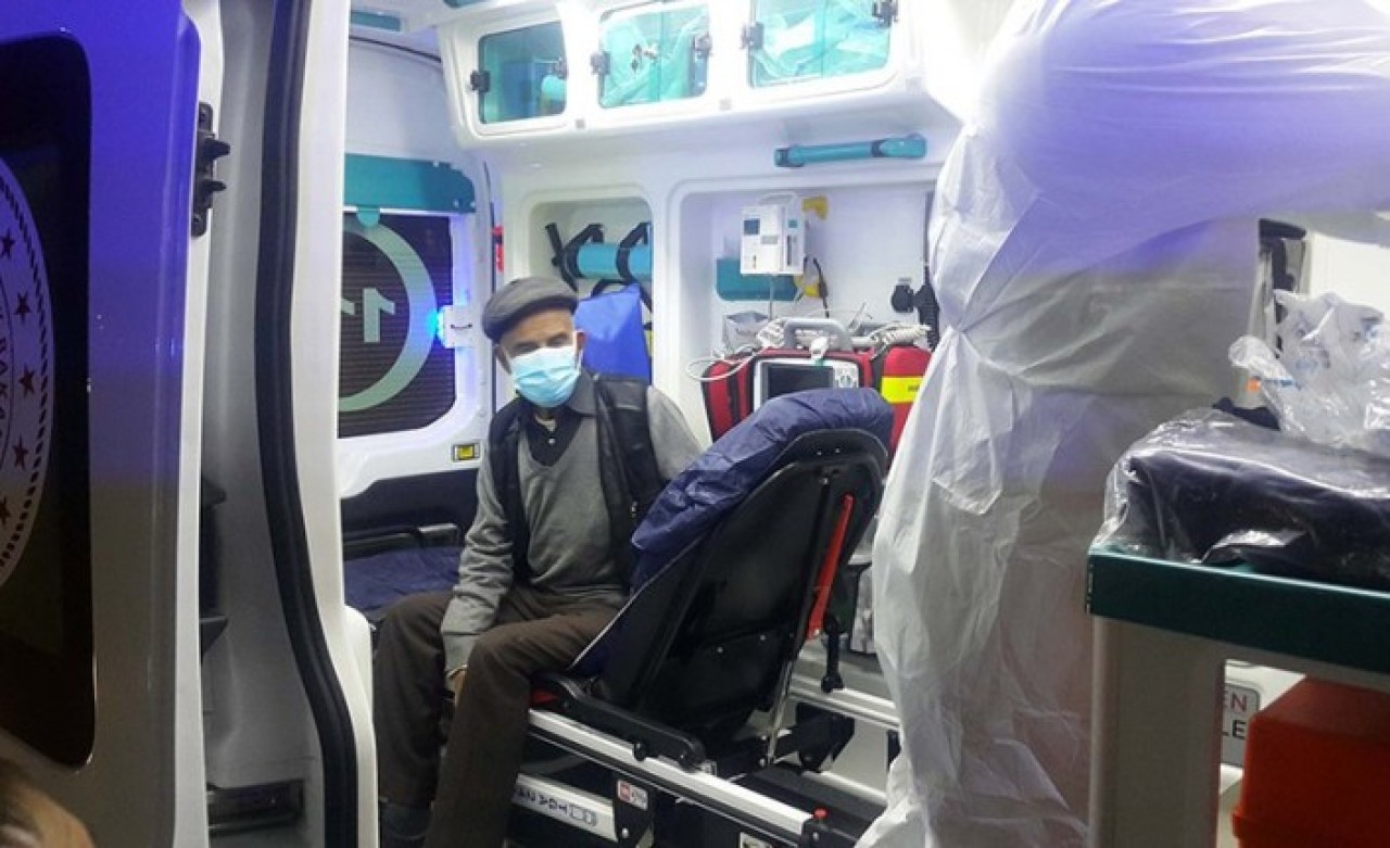 Ateşi yüksek çıkınca kaçırılmak istenen adamı polis yakaladı