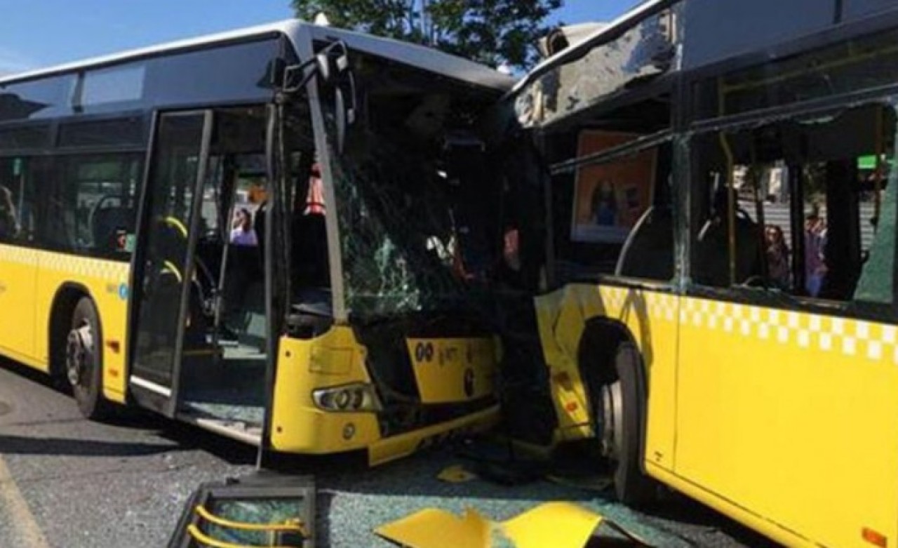 Avcılar'da iki metrobüs kafa kafaya çarpıştı: Olay yerine sağlık ekipleri sevk edildi