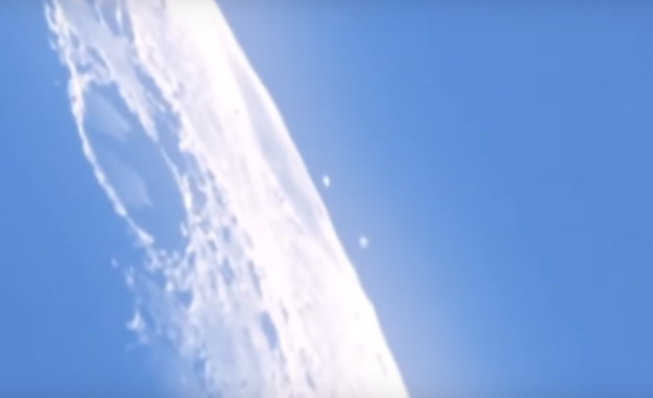 Ayın yüzeyinde çekilen görüntüler tartışma yarattı: Photoshop mu,  gerçek mi?