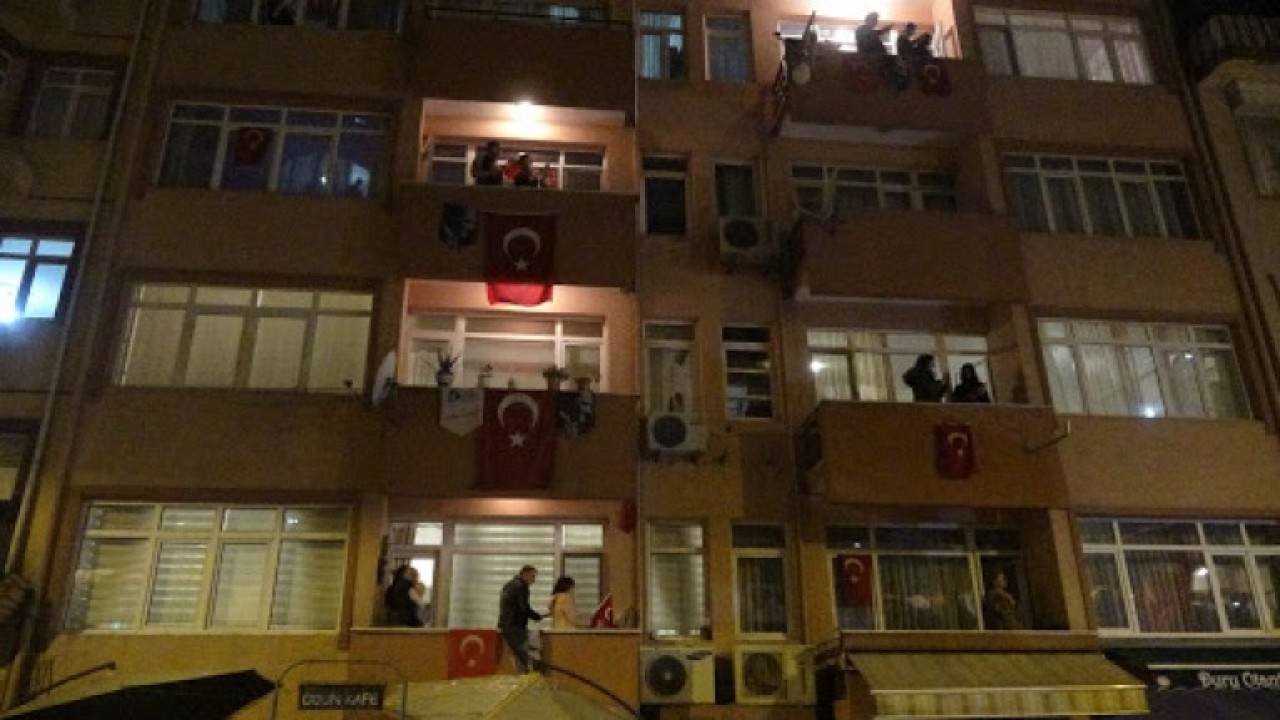 Balkonda İstiklal Marşı okurken silahla vuruldu