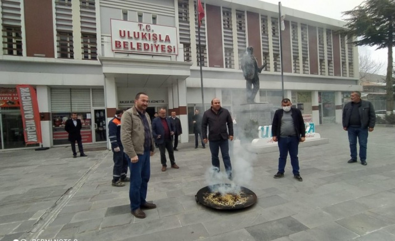 Belediye başkanı,  koronavirüs gitsin diye tütsü yakıp ilçeyi gezdi