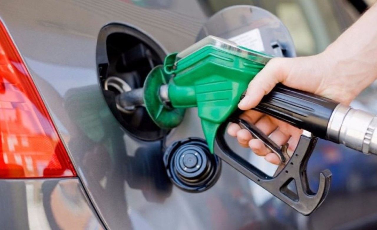 Benzine gece yarısından itibaren indirim!