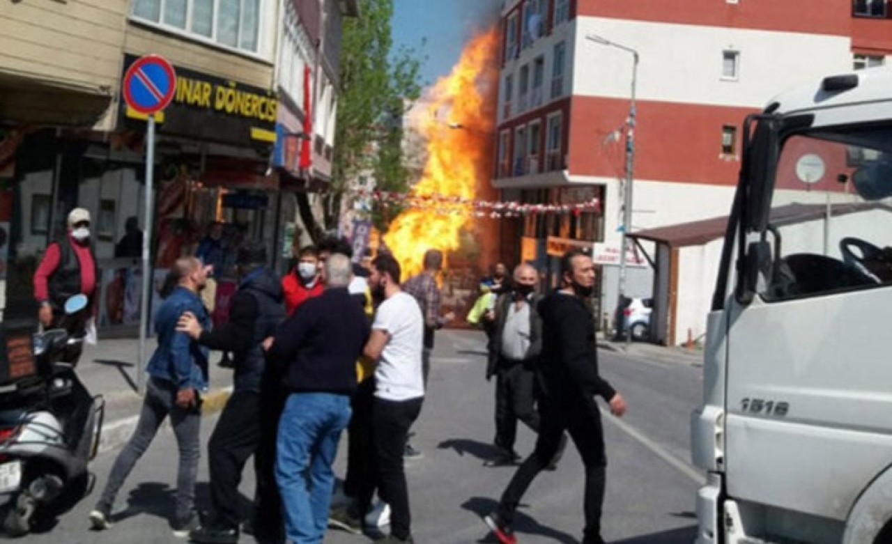 Beylikdüzü'nde patlama: Alevler metrelerce yükseğe ulaştı