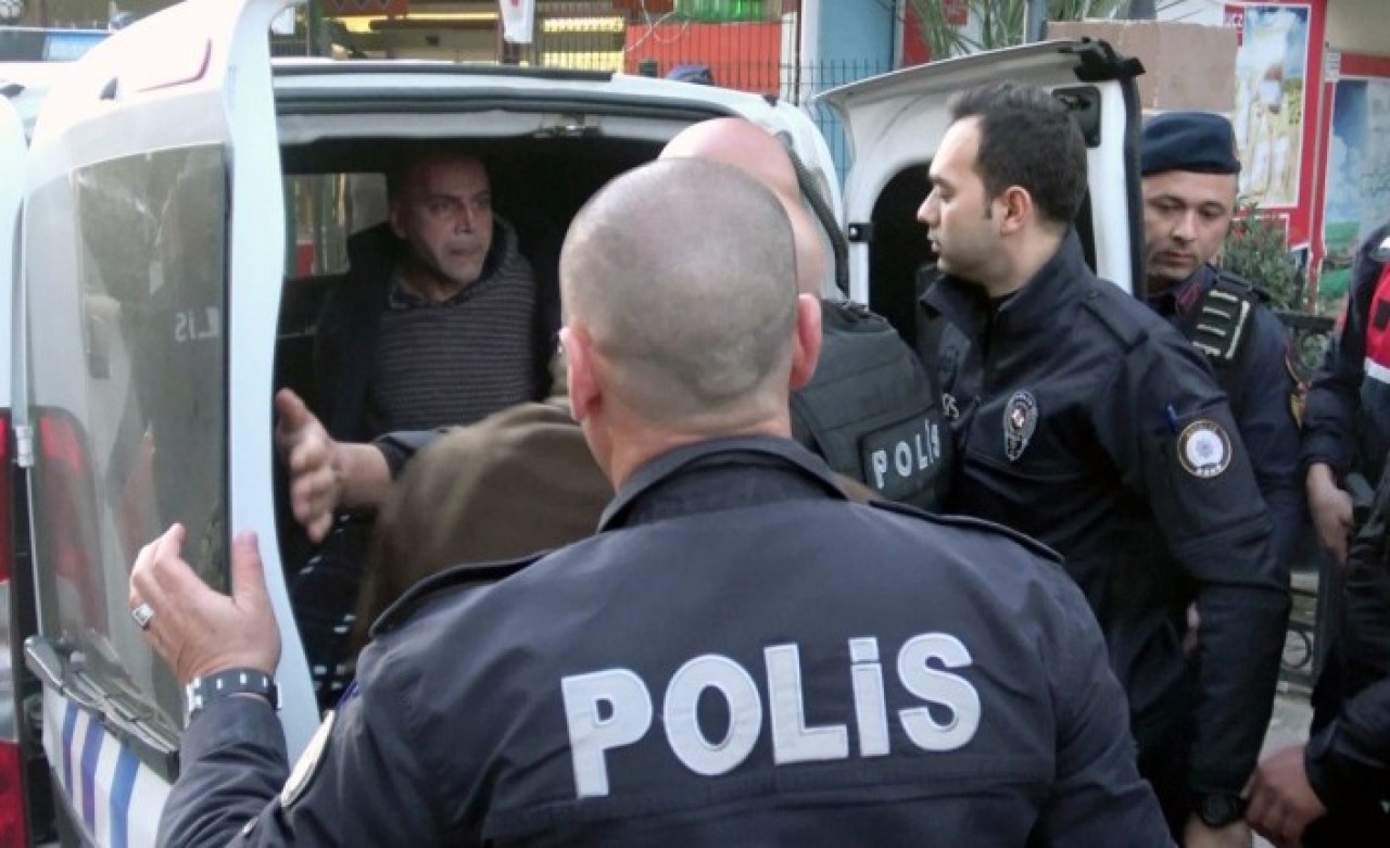 Sevgilisini rehin alan astsubay polislere tükürdü: 'Ben koronavirüslüyüm. Hepinize bulaşsın'