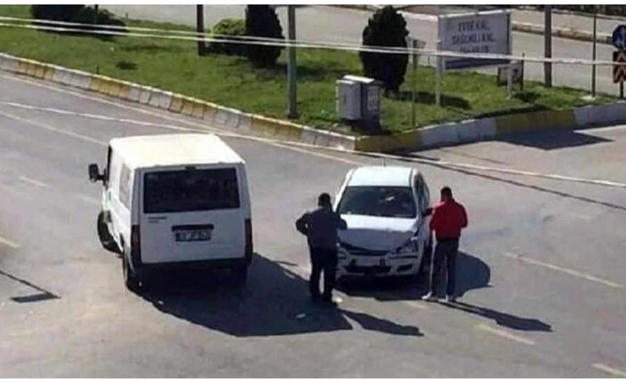 Bomboş yolda kaza yaptılar!
