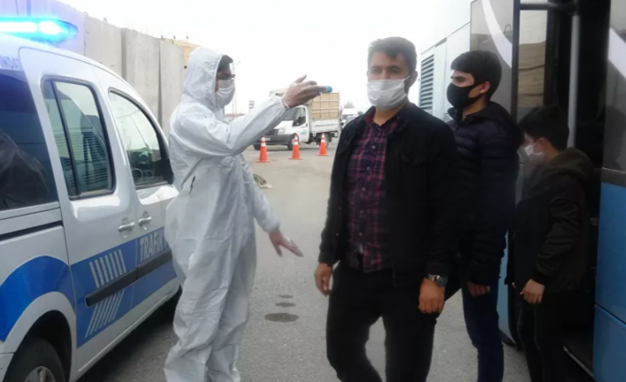 Bunu da gördük: Sahte seyahat belgesi ile Van'a gitmişler!