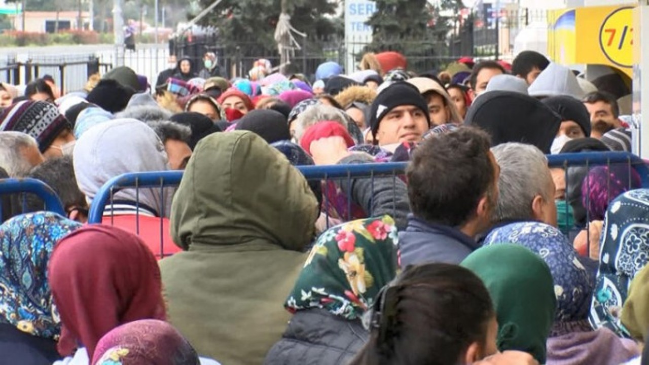 Burası İstanbul: 1000 lira dağıtılınca koronavirüs vız geldi!