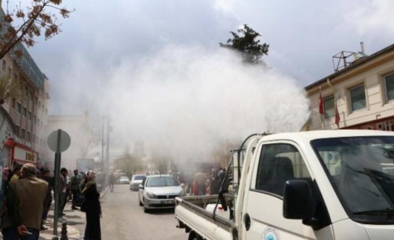 Burası Türkiye! Dünyada ilk: Vatandaşların üzerine araçtan ilaç sıktılar!