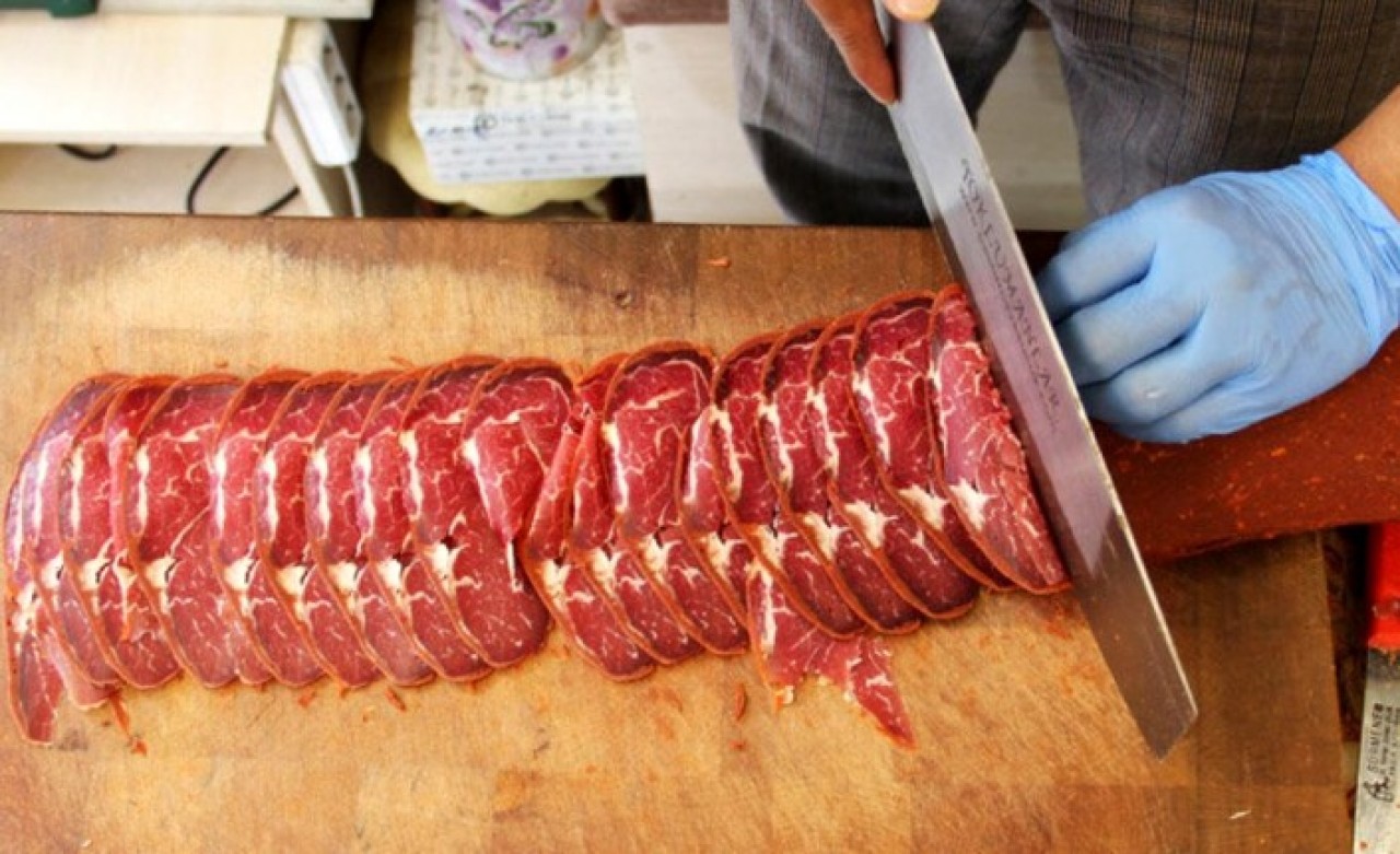 Fiyatlar aldı başını gitti: Bir dilim pastırmanın fiyatı dudak uçuklattı!