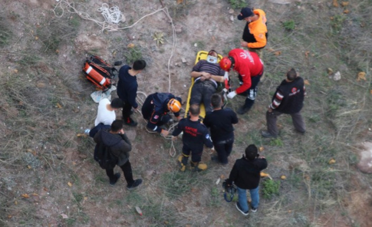 Fotoğraf çektirmek istedi:  Uçurumdan düştü
