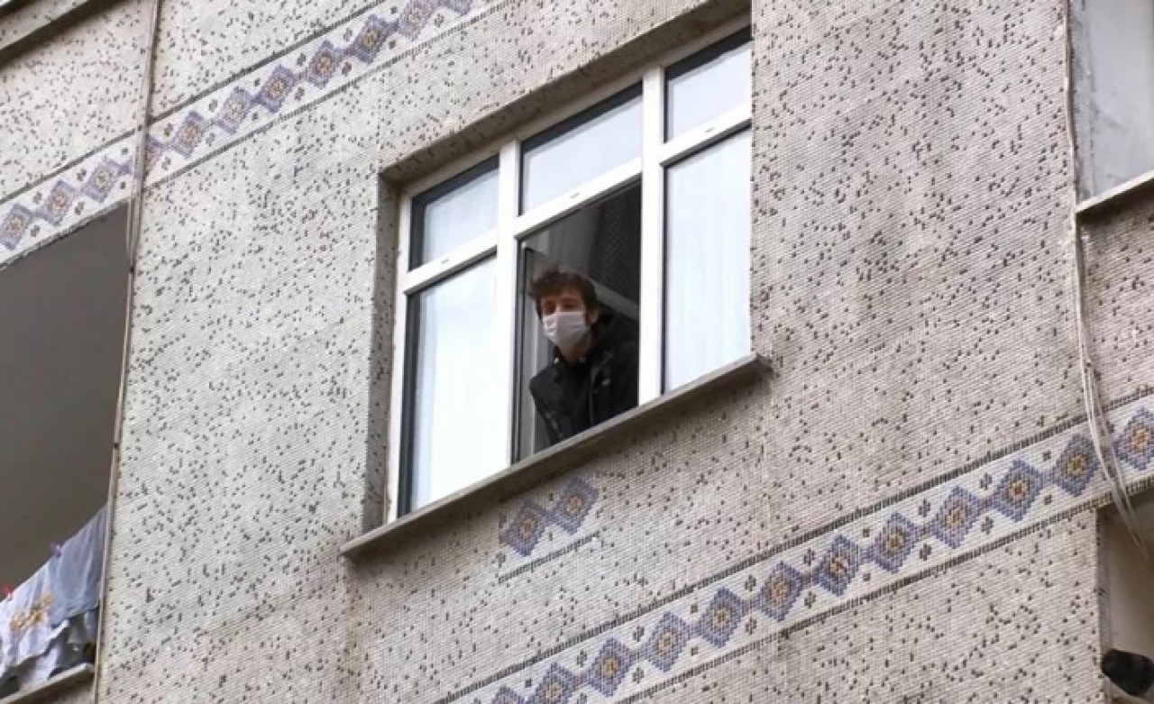 Geçmiş olsuna gitti,  16 kişiye koronavirüs bulaştırdı: Apartman karantinada