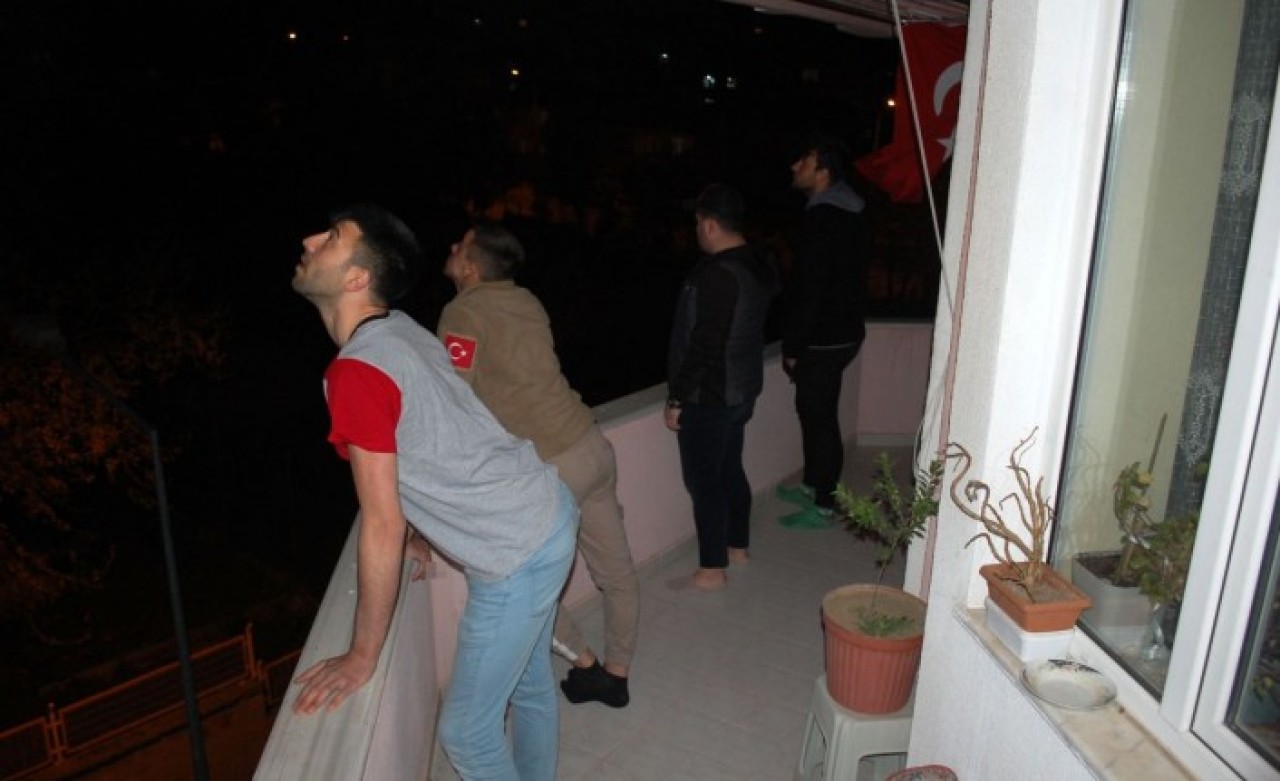 Gökyüzünde esrarengiz ışıklar panik yarattı: UFO mu?