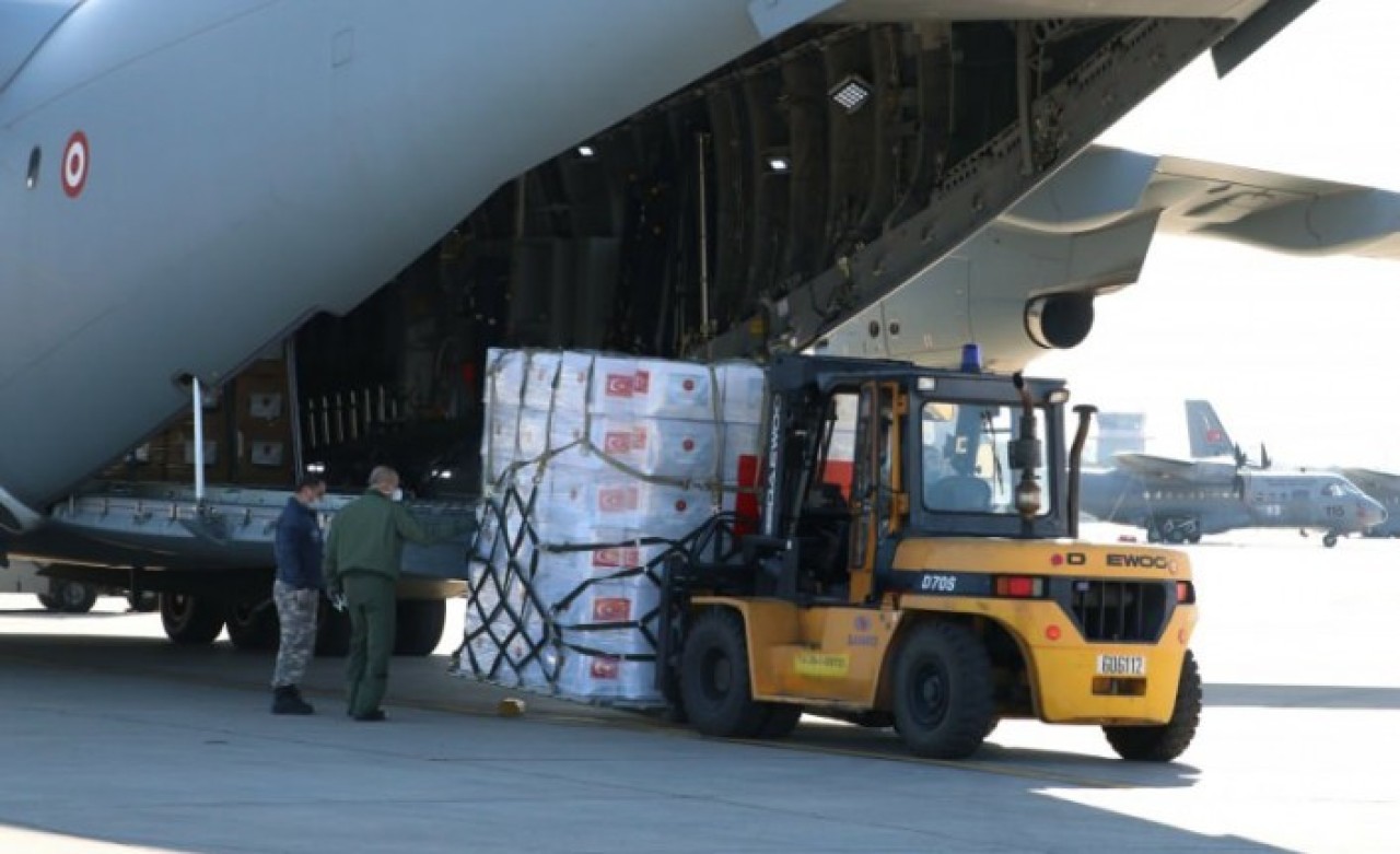 İngiltere'ye de bir uçak dolusu tıbbi yardım gönderdik