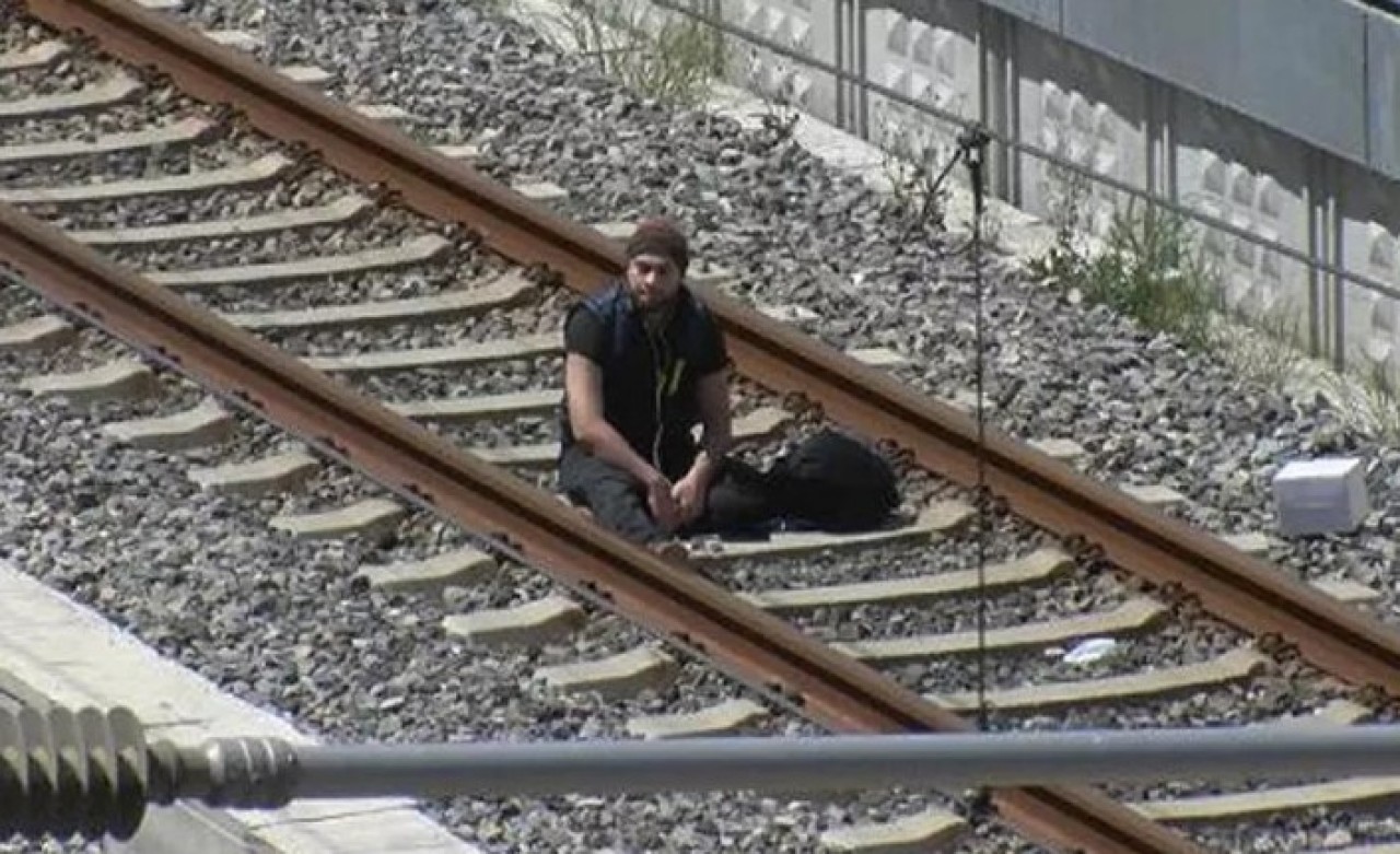 İstanbul'da ilginç olay: Marmaray raylarına oturdu,  'Çantamda bomba var' dedi